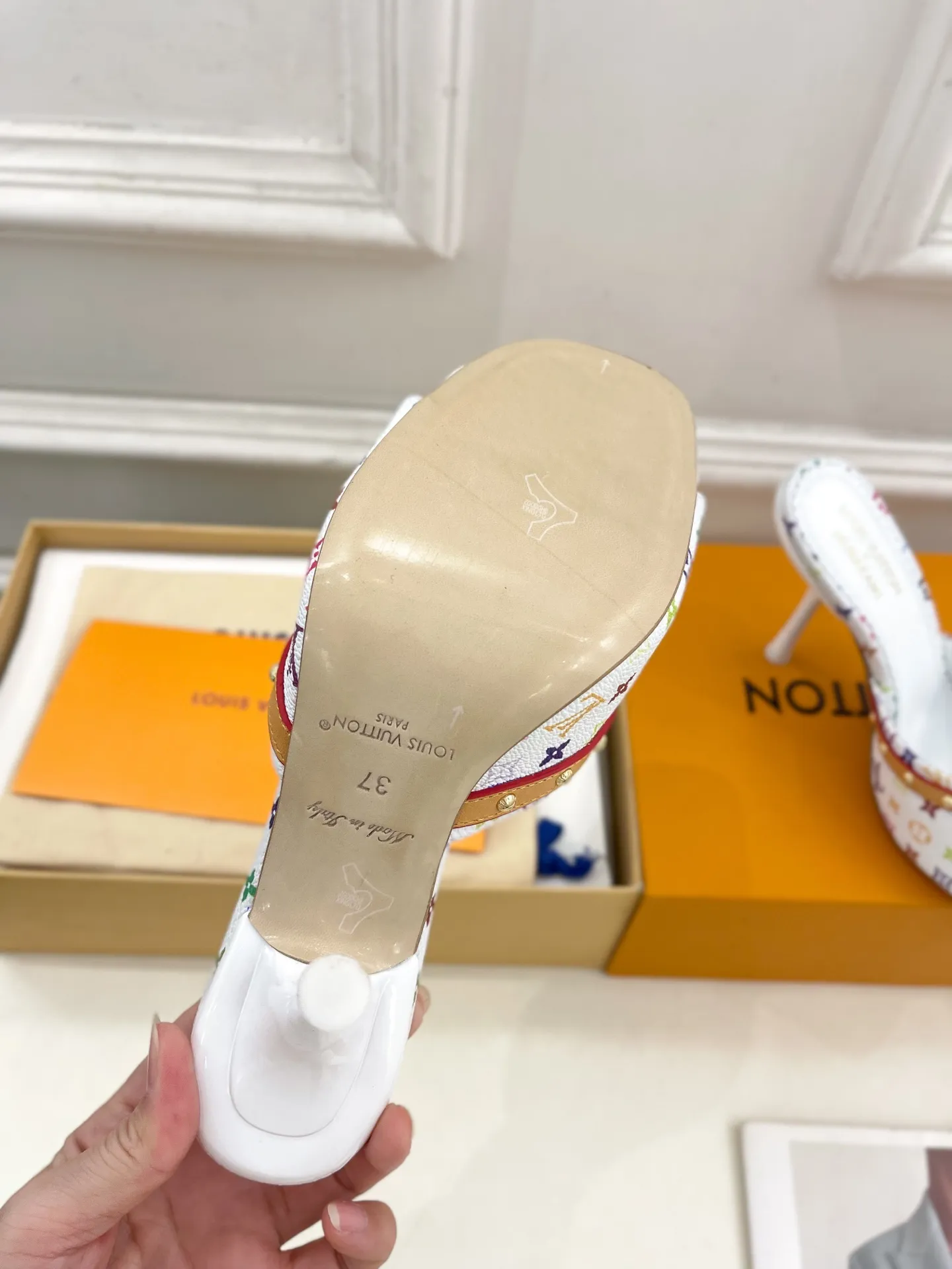 👟👟Ex-factory price 580👟👟 LV | Louis Vuitton 25𝐬𝐬 🧡💚2025 early spring new top version‼ ️The original version is the same. The counter features the latest LV Full of high-end feel! A popular model among bloggers at home and abroad, it’s retro and fashionable and looks amazing on your feet! Mainly recommended models on the official website★ ━━━━━ ЅᏇєєt ━━━━━ ▪️Upper: high-custom rainbow-colored presbyopia leather ▪️Lining: imported sheepskin ▪️Outsole: original Italian leather outsole ▪️Heel height: 5.5cm / 9.5cm ▪️Shoe size: 35-39 (34, 40, 41, 42 customized)